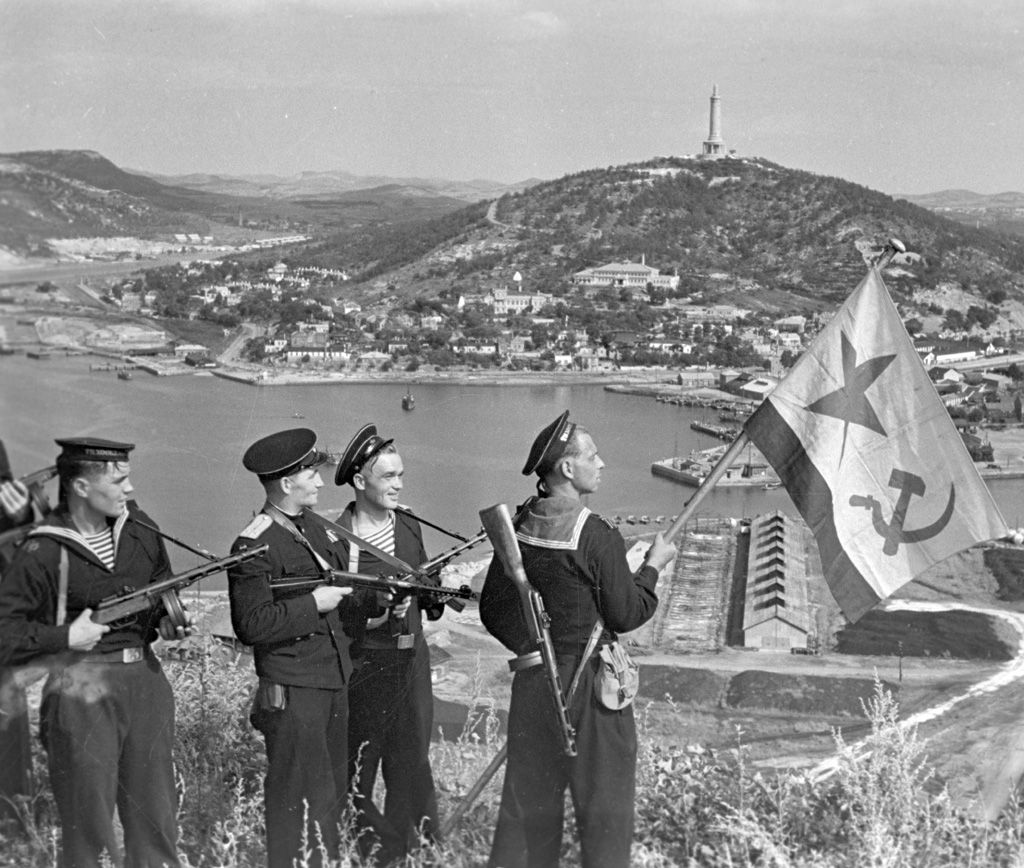 RIAN_archive_834147_Hoisting_the_banner_in_Port-Artur._WWII_1941-1945.jpg